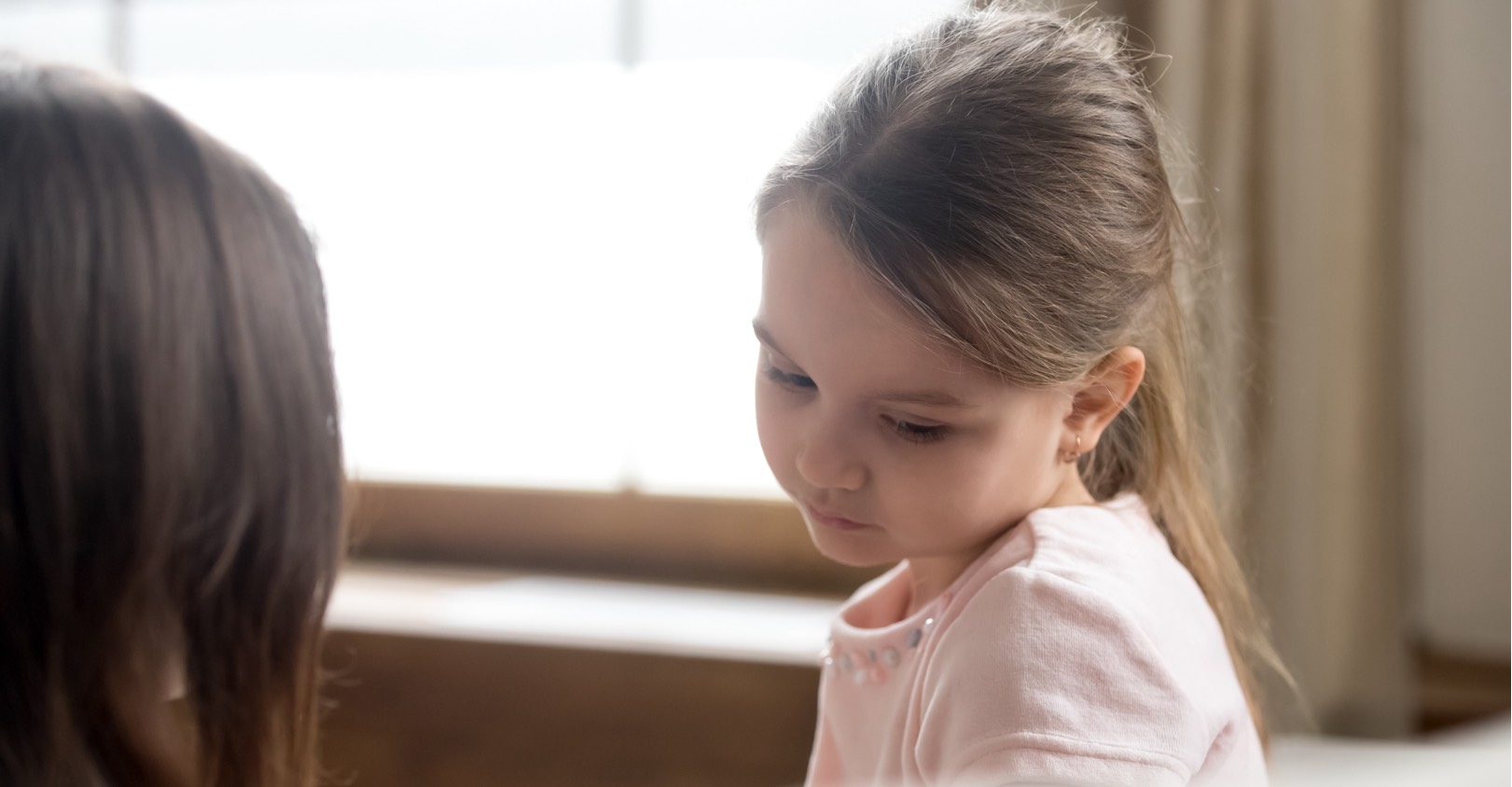 Comment soutenir un neveu ou une nièce en deuil : gestes et paroles bienveillants après la perte de leurs parents